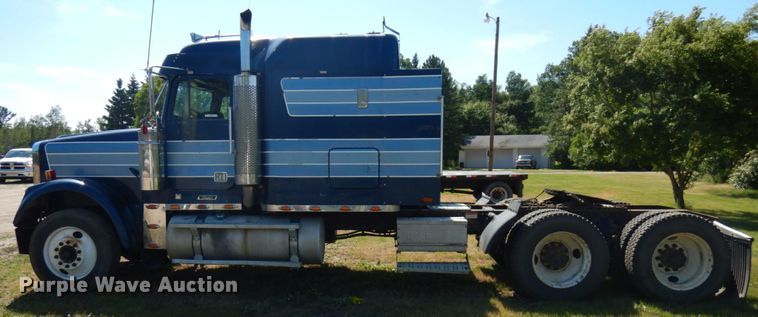 image for item IL9840 2004 Freightliner Classic  semi truck