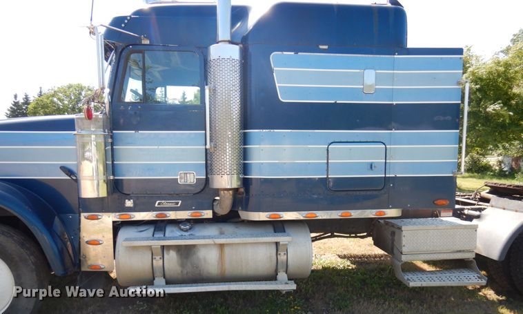 image for item IL9840 2004 Freightliner Classic  semi truck