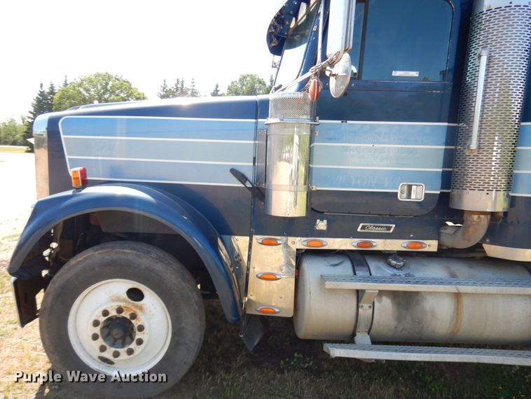 image for item IL9840 2004 Freightliner Classic  semi truck