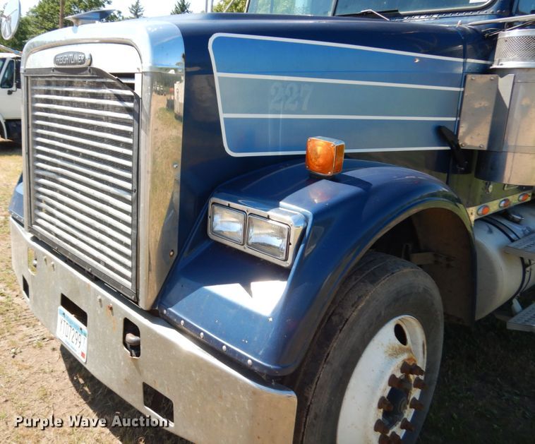 image for item IL9840 2004 Freightliner Classic  semi truck