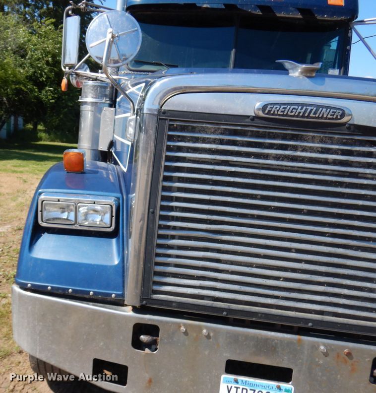 image for item IL9840 2004 Freightliner Classic  semi truck