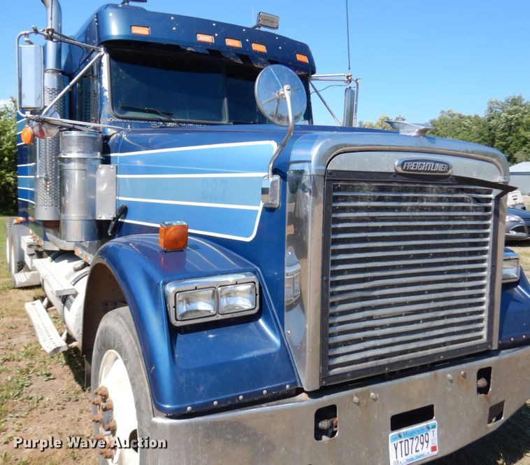 image for item IL9840 2004 Freightliner Classic  semi truck