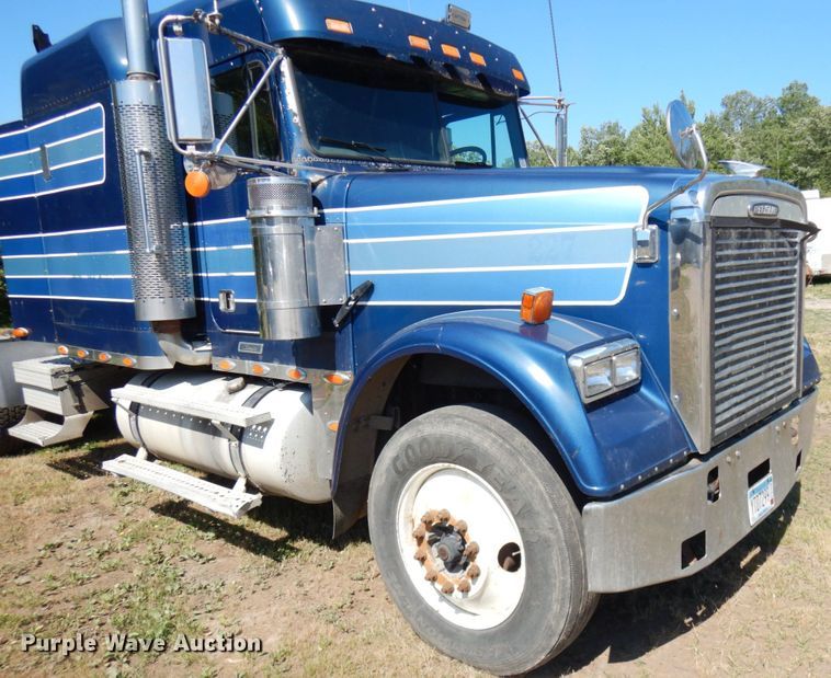 image for item IL9840 2004 Freightliner Classic  semi truck