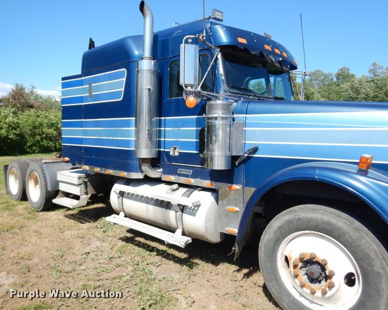 image for item IL9840 2004 Freightliner Classic  semi truck