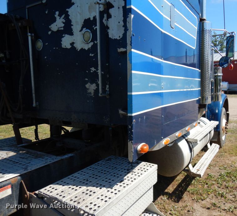 image for item IL9840 2004 Freightliner Classic  semi truck