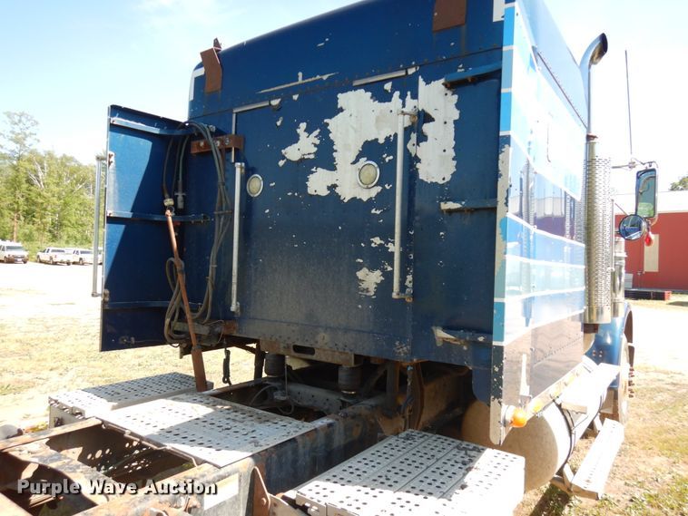 image for item IL9840 2004 Freightliner Classic  semi truck