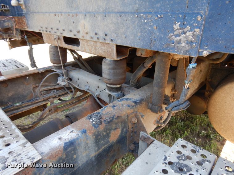 image for item IL9840 2004 Freightliner Classic  semi truck