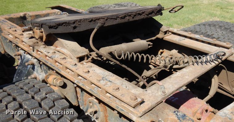 image for item IL9840 2004 Freightliner Classic  semi truck