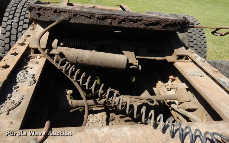 image for item IL9840 2004 Freightliner Classic  semi truck