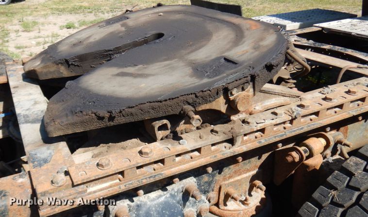 image for item IL9840 2004 Freightliner Classic  semi truck