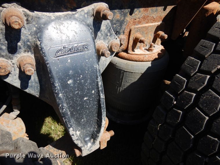 image for item IL9840 2004 Freightliner Classic  semi truck