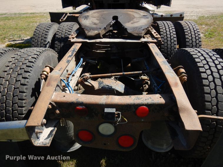 image for item IL9840 2004 Freightliner Classic  semi truck