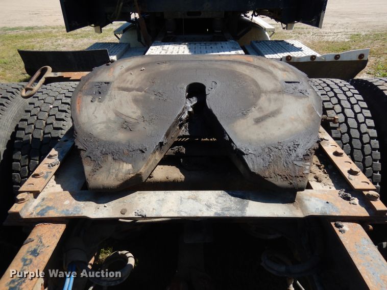 image for item IL9840 2004 Freightliner Classic  semi truck