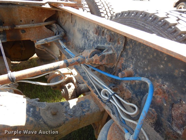 image for item IL9840 2004 Freightliner Classic  semi truck