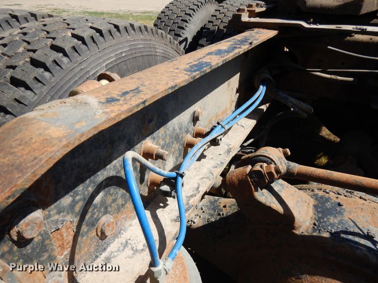 image for item IL9840 2004 Freightliner Classic  semi truck