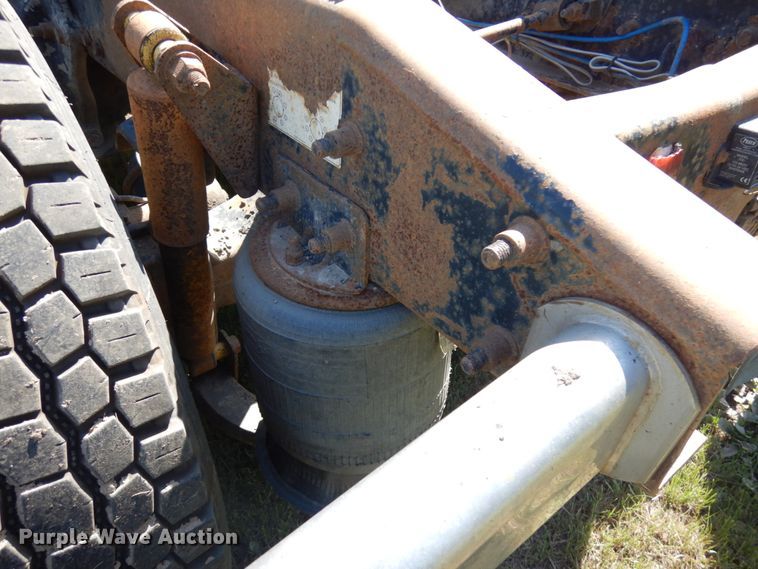 image for item IL9840 2004 Freightliner Classic  semi truck