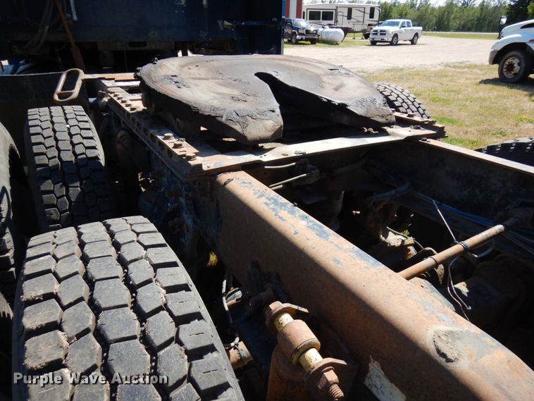 image for item IL9840 2004 Freightliner Classic  semi truck