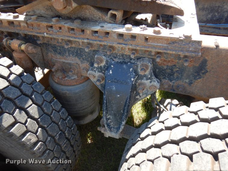 image for item IL9840 2004 Freightliner Classic  semi truck