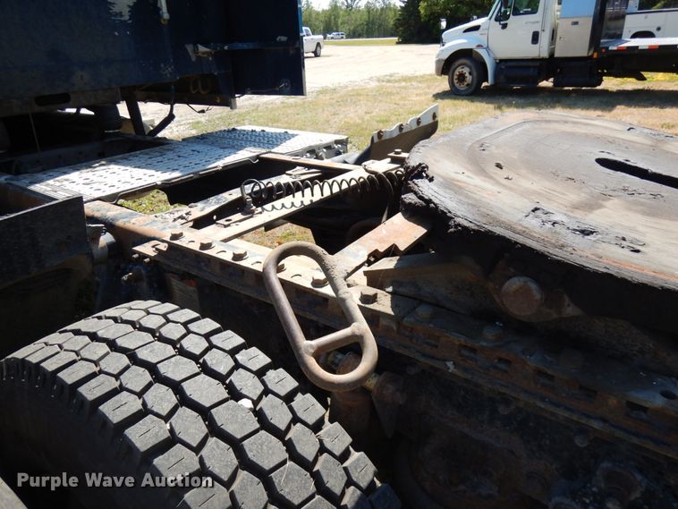 image for item IL9840 2004 Freightliner Classic  semi truck