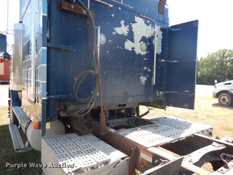 image for item IL9840 2004 Freightliner Classic  semi truck