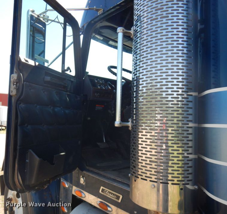 image for item IL9840 2004 Freightliner Classic  semi truck