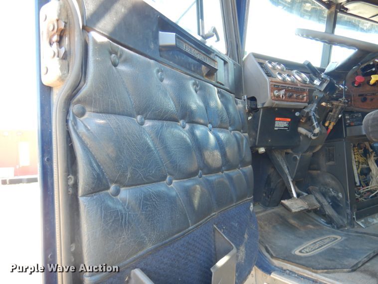 image for item IL9840 2004 Freightliner Classic  semi truck