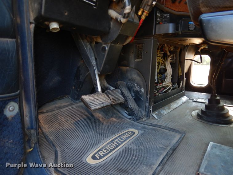 image for item IL9840 2004 Freightliner Classic  semi truck