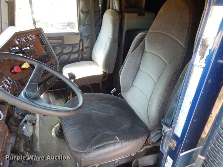 image for item IL9840 2004 Freightliner Classic  semi truck