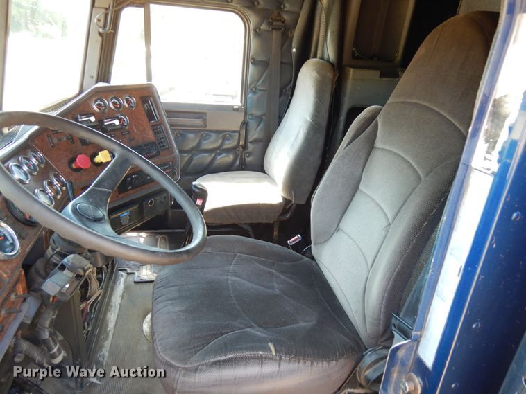 image for item IL9840 2004 Freightliner Classic  semi truck