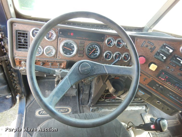 image for item IL9840 2004 Freightliner Classic  semi truck