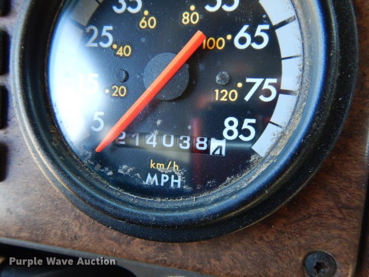 image for item IL9840 2004 Freightliner Classic  semi truck