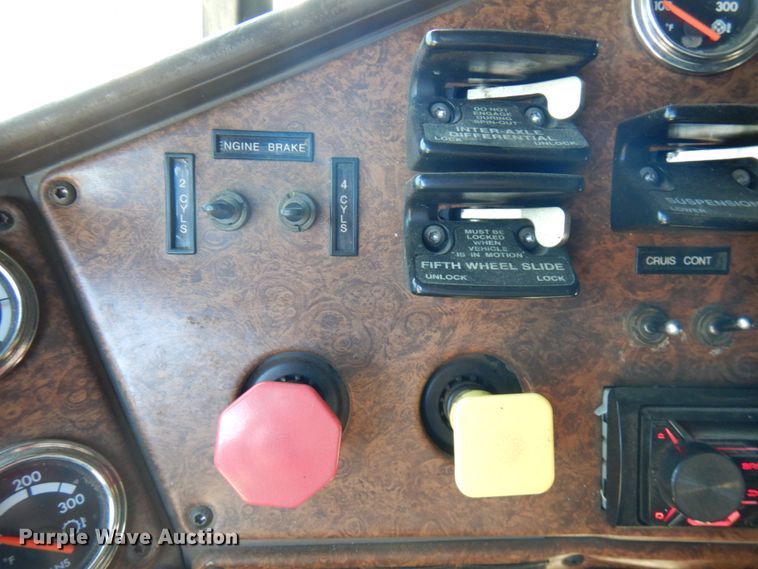 image for item IL9840 2004 Freightliner Classic  semi truck