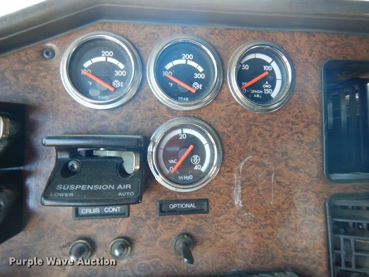 image for item IL9840 2004 Freightliner Classic  semi truck