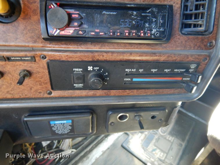 image for item IL9840 2004 Freightliner Classic  semi truck