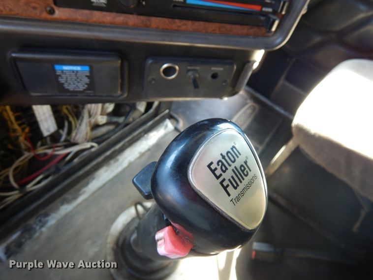 image for item IL9840 2004 Freightliner Classic  semi truck