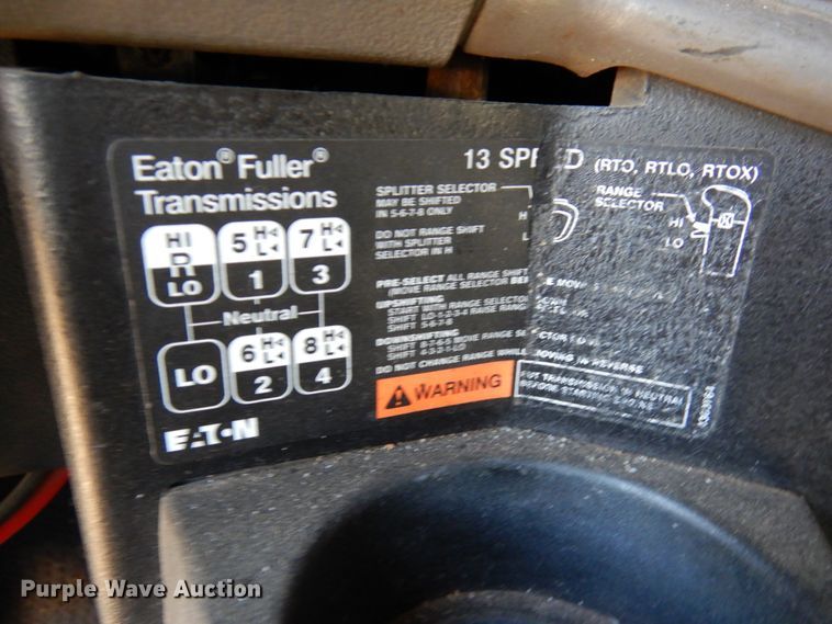 image for item IL9840 2004 Freightliner Classic  semi truck