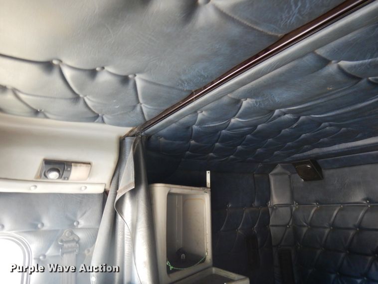 image for item IL9840 2004 Freightliner Classic  semi truck