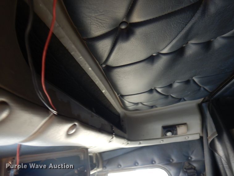 image for item IL9840 2004 Freightliner Classic  semi truck