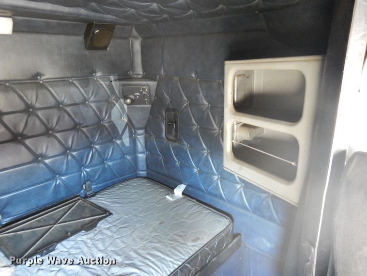 image for item IL9840 2004 Freightliner Classic  semi truck