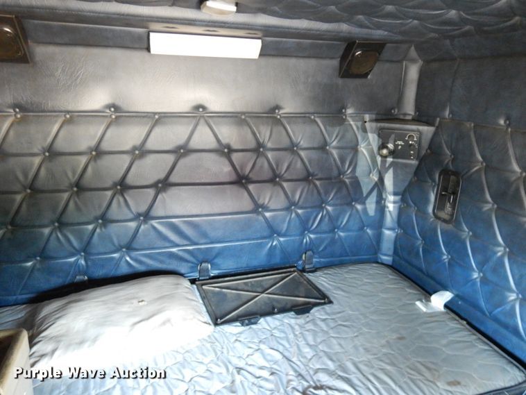 image for item IL9840 2004 Freightliner Classic  semi truck