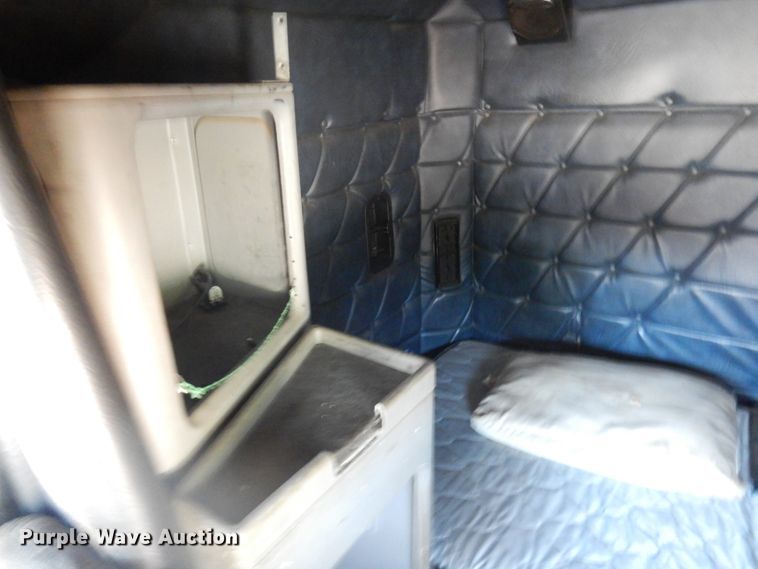 image for item IL9840 2004 Freightliner Classic  semi truck