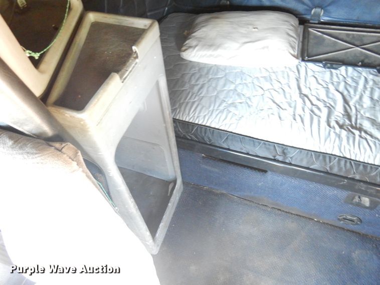 image for item IL9840 2004 Freightliner Classic  semi truck