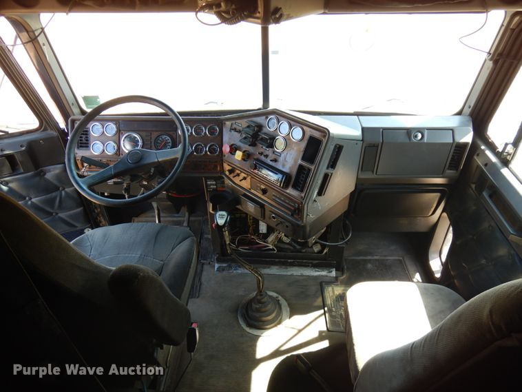 image for item IL9840 2004 Freightliner Classic  semi truck