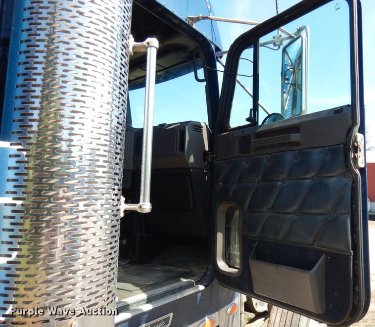 image for item IL9840 2004 Freightliner Classic  semi truck