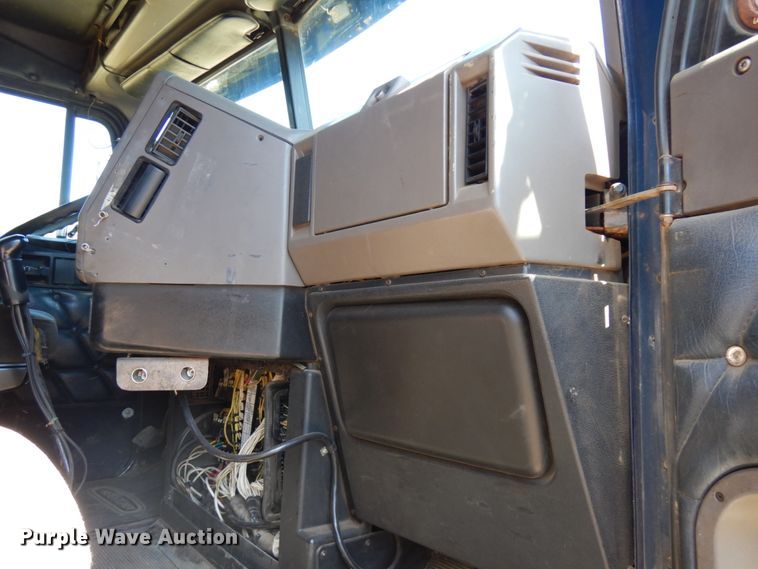 image for item IL9840 2004 Freightliner Classic  semi truck