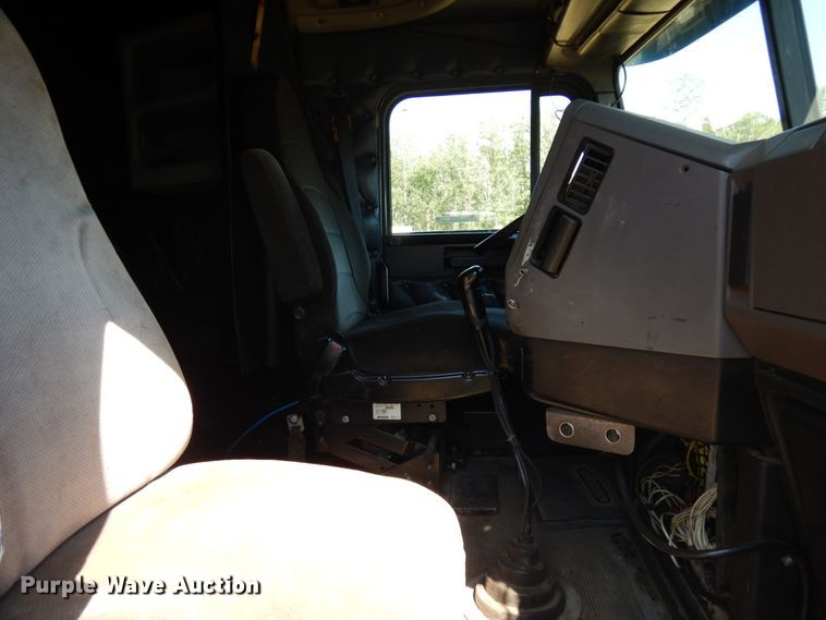 image for item IL9840 2004 Freightliner Classic  semi truck