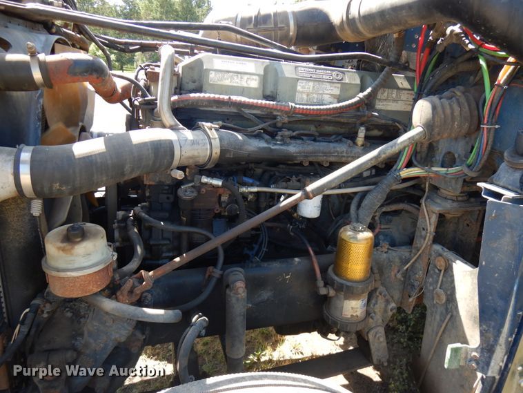 image for item IL9840 2004 Freightliner Classic  semi truck