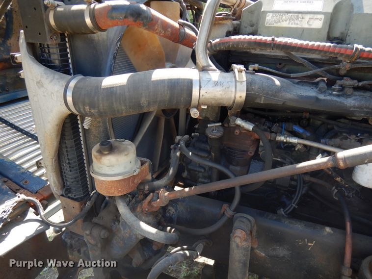 image for item IL9840 2004 Freightliner Classic  semi truck