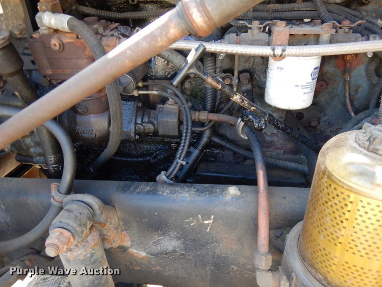 image for item IL9840 2004 Freightliner Classic  semi truck