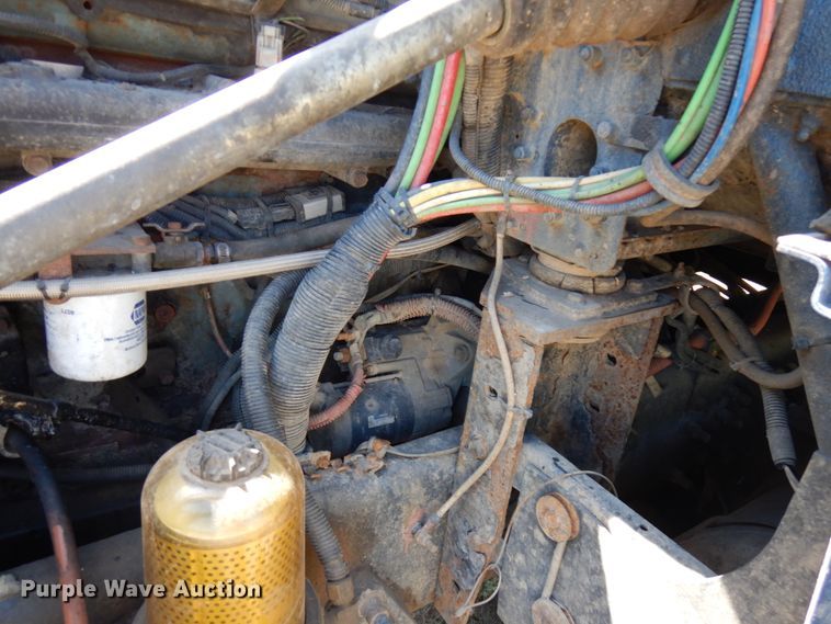 image for item IL9840 2004 Freightliner Classic  semi truck